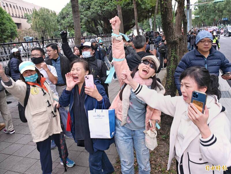 柯文哲交保後搭乘白色休旅車離去，車子先駛向愛國西路、博愛路口管制區，向現場約200名支持他的小草表達謝意。（記者方賓照攝）