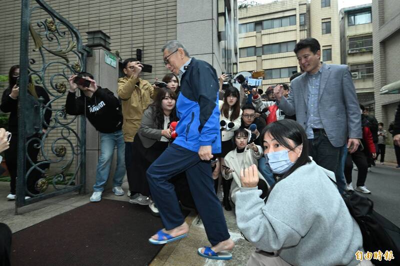 柯文哲交保後返家，在門口跨過火爐象徵去除霉運。（記者田裕華攝）