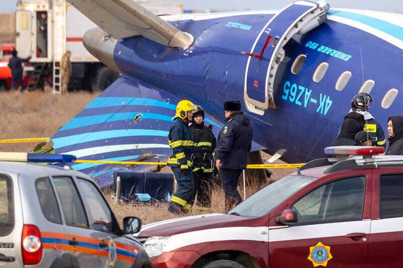 亞塞拜然航空墜機，上面有許多彈孔。（法新社）