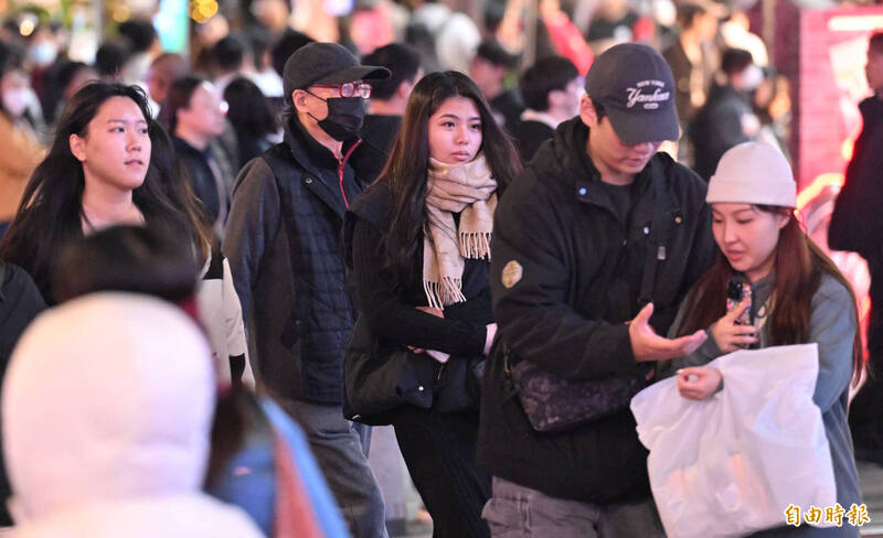 週六（28日）受強烈大陸冷氣團影響，各地天氣寒冷。（記者劉信德攝）