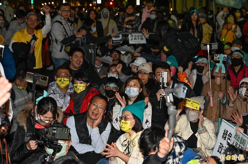 柯文哲獲裁定交保後，多位民眾黨立委及幹部，以及現場約200名支持者聚集在台北地檢署門口歡呼，等候柯文哲的親友籌錢送至北院辦理交保手續。（記者陳志曲攝）