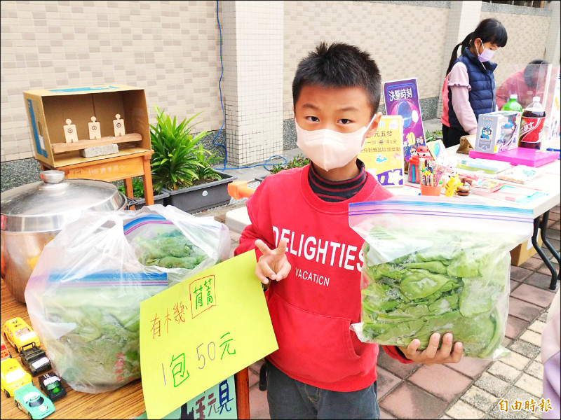 麥寮興華國小年末跳蚤市場，學童帶家中種的當季現採蔬菜販售，十分搶手。（記者黃淑莉攝）