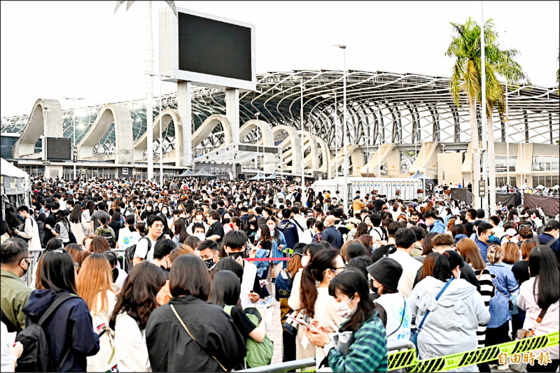 高雄世運主場館鄰近捷運站、高鐵站，周邊疏散快速，公共安全條件優於大巨蛋。（記者李惠洲攝）