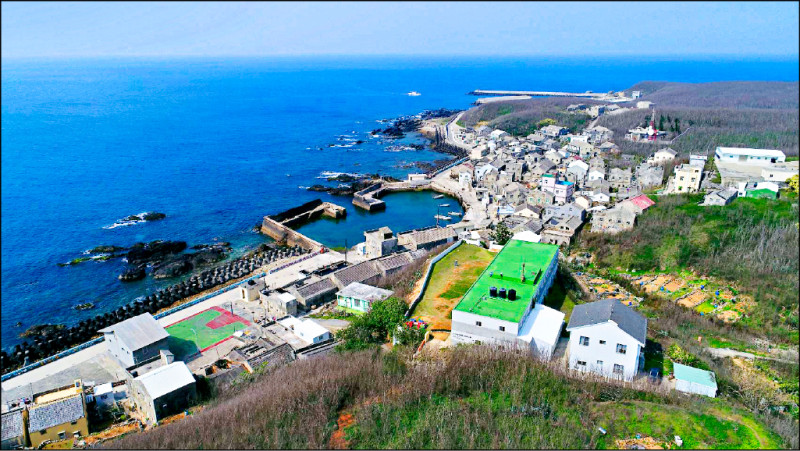 花嶼島上仍有百餘名居民，斷炊危機會影響居民生活。（黃國揚提供）