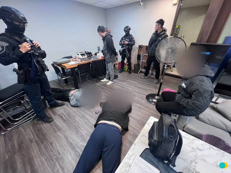 新北市警三峽、海山及北市文山二分局，聯手破獲藏身新北殯儀館旁、檳榔攤掩護的詐團水房，逮獲3嫌查扣帳本、豪車等證物，繼續溯源偵辦。（記者吳仁捷翻攝）