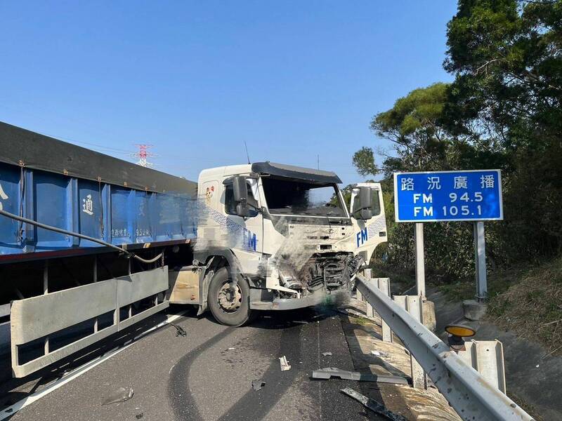 2曳引車追撞，一輛被撞倒路旁邊坡。圖為邱男所駕駛曳引車。（民眾提供）