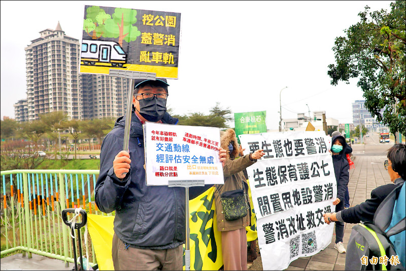 淡水公七公園自救會站路口陳抗。
（記者董冠怡攝）