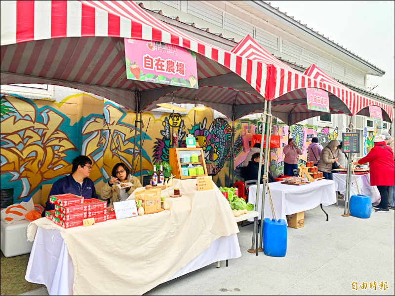 活動市集攤位展售青農、農場等各家草莓相關農產品。（記者黃政嘉攝）