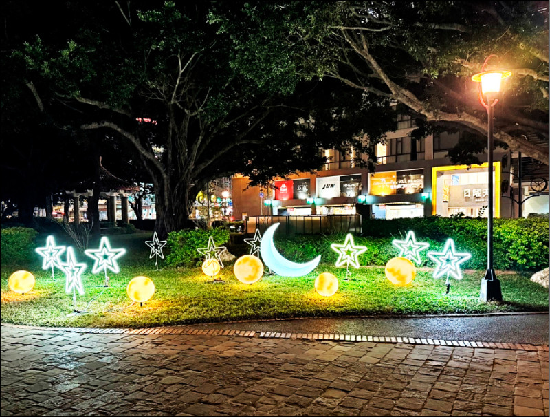 台中公園以星空、月亮佈置柔美的節慶燈飾。（建設局提供）