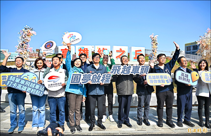 行政院長卓榮泰（右五）與高雄市長陳其邁（左五）、交通部長陳世凱（右四）共同剪綵，並命名雲朵天棚廣場為「高雄綠之丘」。（記者李惠洲攝）