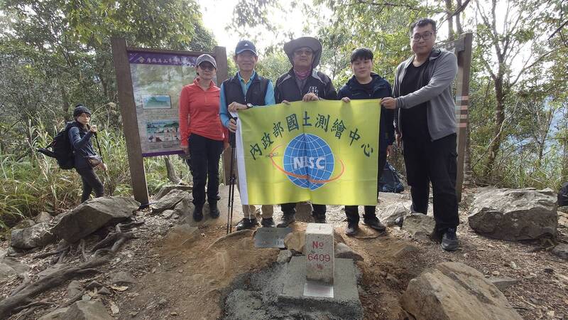 「唐麻丹山」三角點標石補建完成，國土測繪中心並拍照記錄。（國土測繪中心提供）