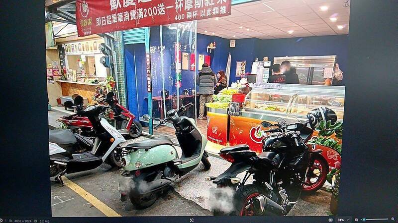 騎士牽引機車過程不慎誤觸油門，1車2人當場撞進麻辣燙店家。（記者鄭淑婷翻攝）