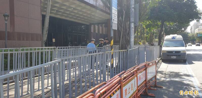 台北地檢署不服前北市長柯文哲4人獲交保，提起抗告成功，高院今裁定4人均撤銷原裁定，發回北院更裁，北市警方為防止滋事情事，上午已派員架起安全柵欄。（記者楊國文攝）