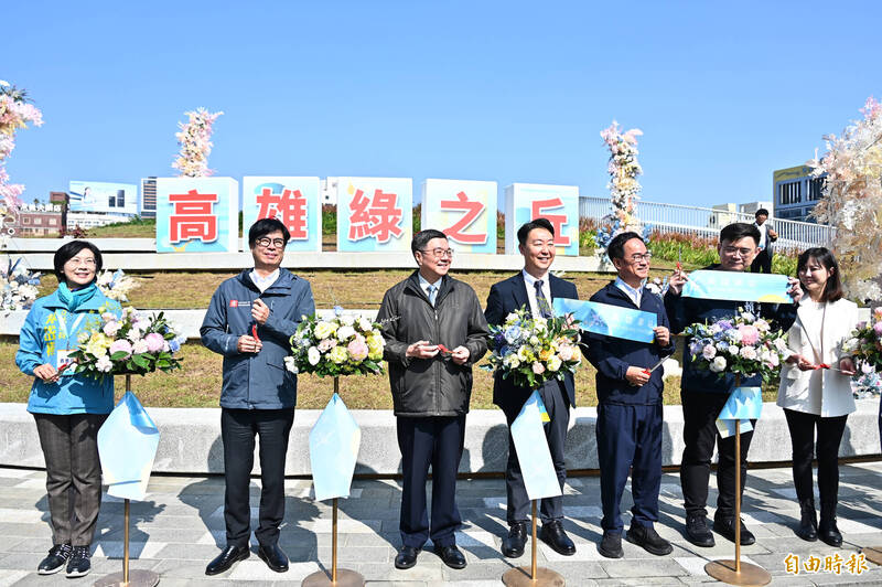 高雄車站天棚C位臨時設置的「高雄綠之丘」招牌被網友嫌醜。（資料照）