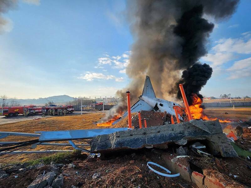 南韓濟州航空客機降落時發生意外起火燃燒，當地消防廳表示除了一開始救出的2人以外，其餘179名乘客及機組人員可能全數罹難。（法新社）