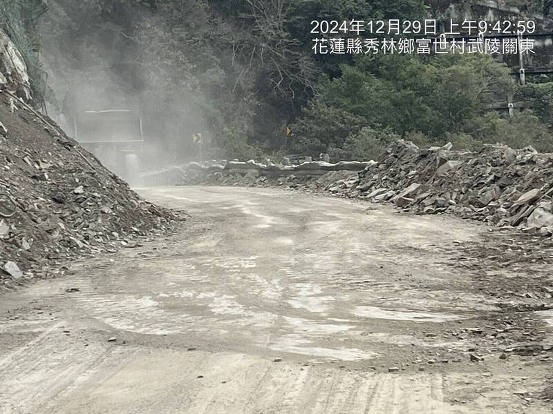 台八線中橫公路157.7K西寶路段，昨發生上邊坡間歇性坍方落石，今天上午搶通後通行。（公路局提供）