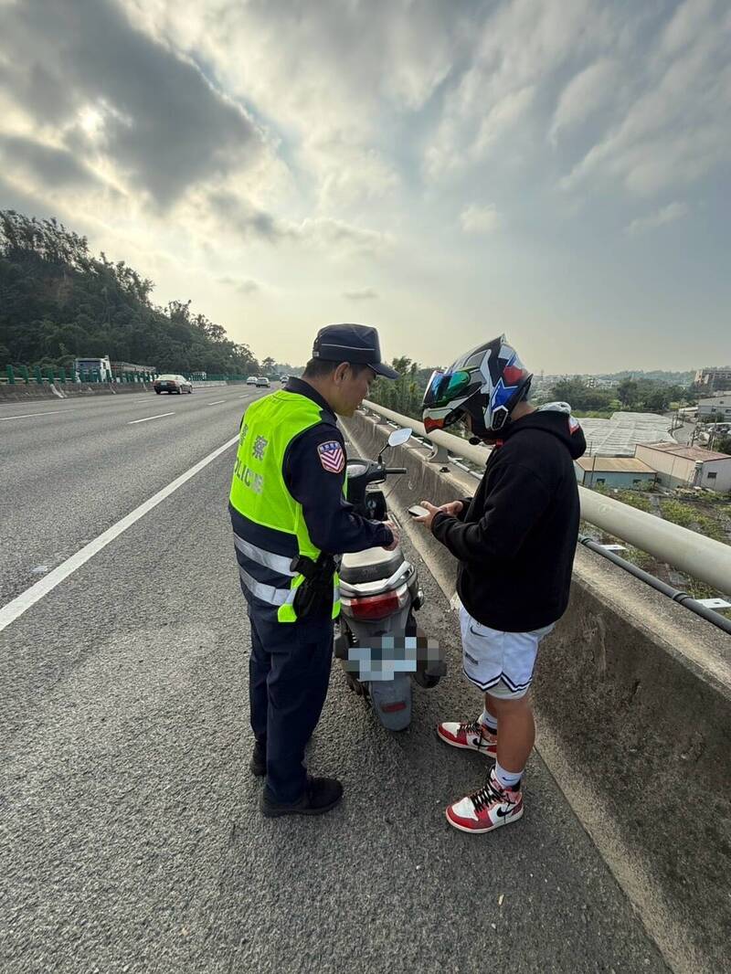 林姓少年騎機誤上國道被警方攔下。（國道第五公路警察大隊提供）