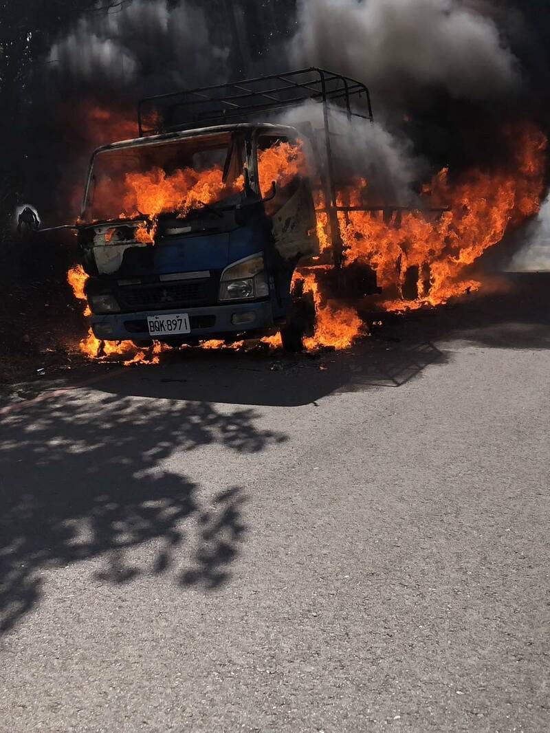 台北市士林區今天上午11時許，一輛正在進行劃設標線工程車突然起火燃燒。（記者陸運鋒翻攝）