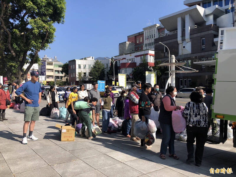 埔里鎮公所舉辦舊衣快閃回收日，巡迴全鎮10個據點，每個據點民眾都是大排長龍。（記者佟振國攝）