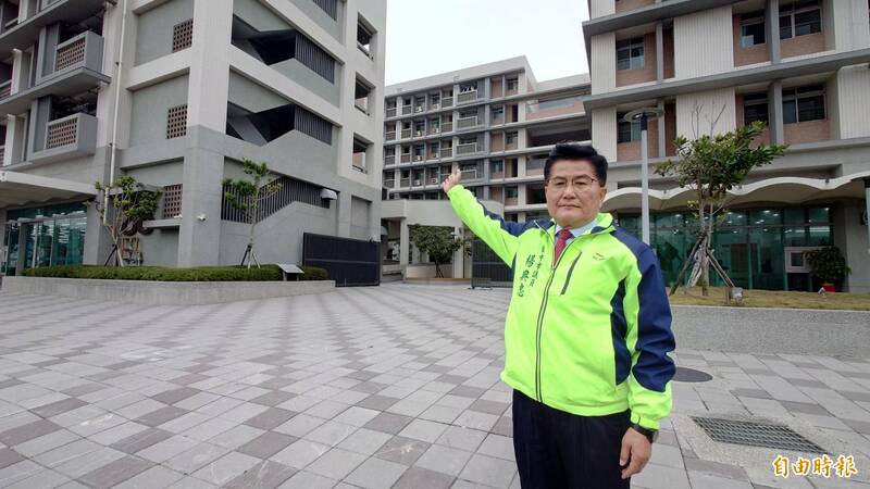 市議員楊典忠指台中市社會住宅不足，候補民眾相當多。（記者蘇金鳳攝）