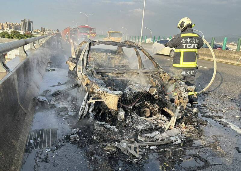 一名洪姓男子今天下午駕駛BMW轎車行經台74線大里路段，車子突然冒煙起火，消防人員獲報到場搶救，但整輛車燒到剩骨架。（記者陳建志翻攝）