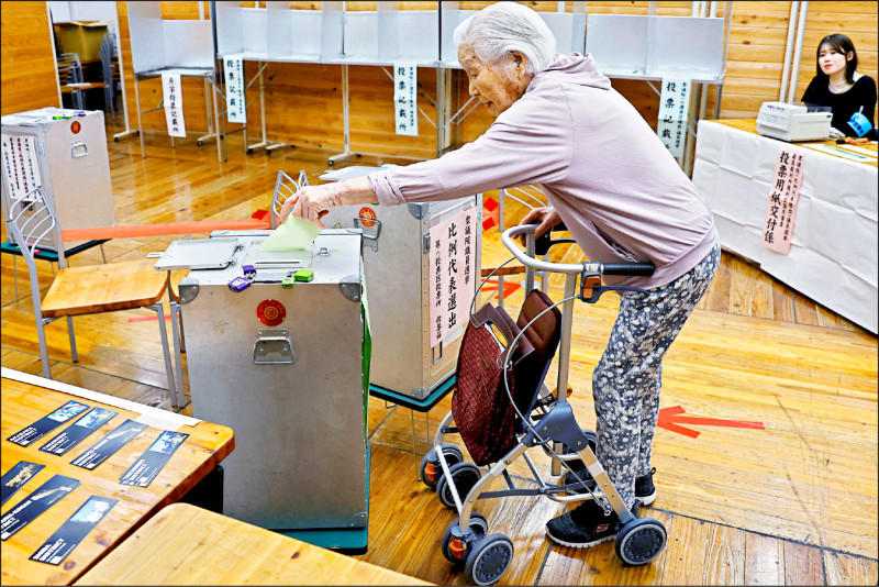 日本早已警覺高齡者醫療費用將拖垮醫療保險制度，且「債留子孫」造成年輕世代重大負擔，屢次修法逐步增加高齡者的個人負擔。（路透）