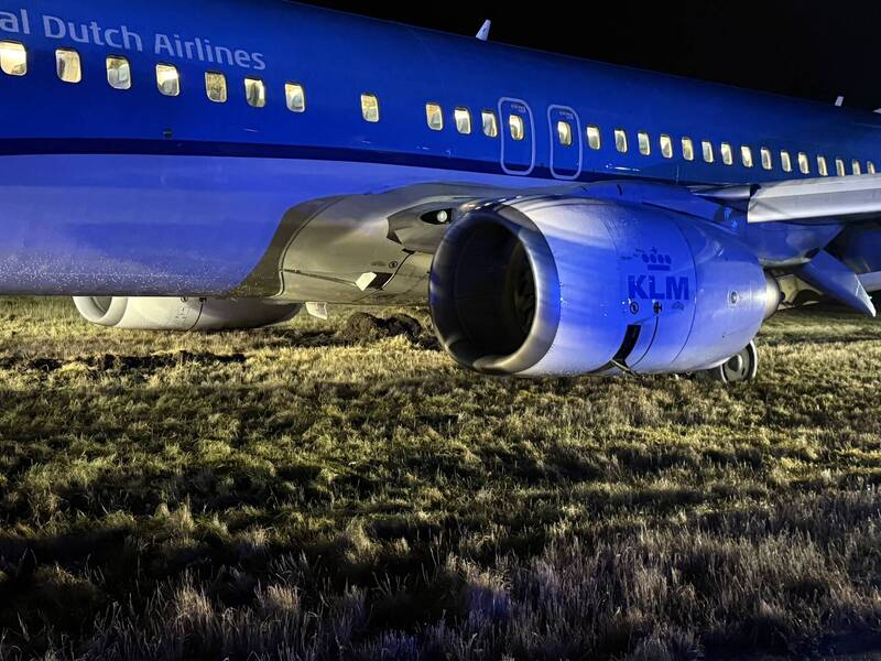 荷蘭皇家航空波音737-800客機，28日中途轉降後衝出跑道。（圖擷自@AviationSafety「X」帳號）