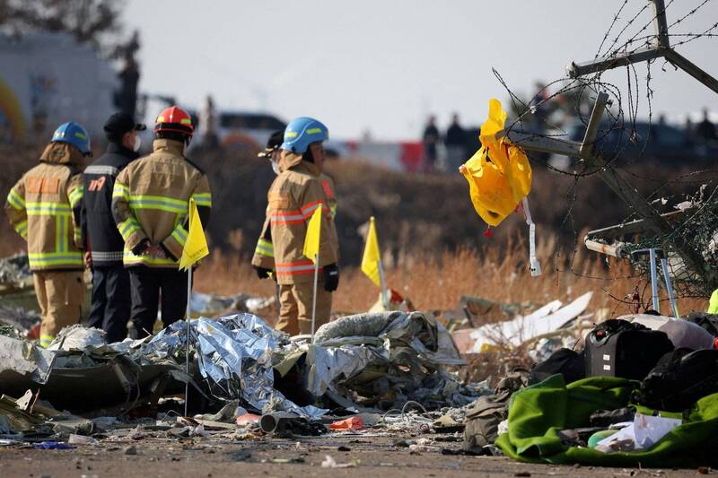 南韓濟州航空客機在務安機場降落時撞擊跑道盡頭，乘客大多都是全家一起度假完返國。（路透）