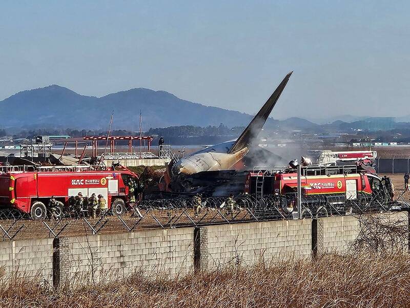 南韓濟州航空客機降落後撞擊跑道盡頭，目前已知造成62人死亡，有乘客在事發前曾向家人發送訊息。（路透）