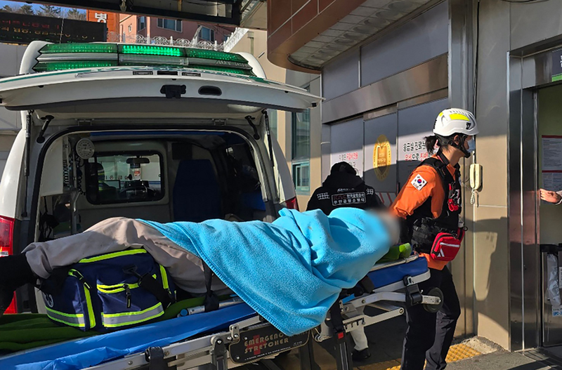 濟州航空一架載有181人的客機今天（29日）上午發生重大空難，一名倖存人員獲救送醫。（法新社）