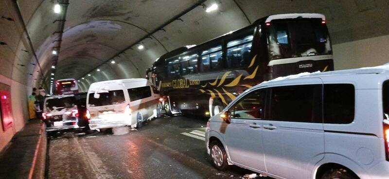 北海道高速公路一處隧道內發生多起車禍，造成20多輛車受到波及。（擷取自@fuuchanfamily/X）