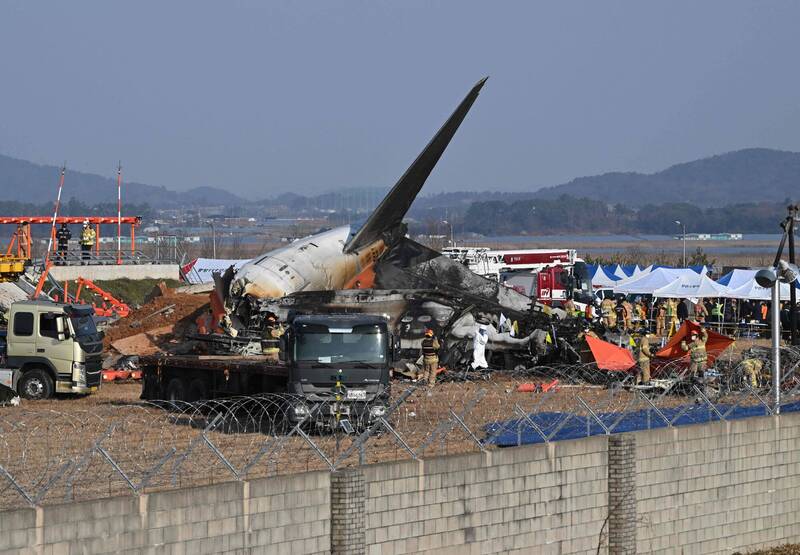 南韓濟州航空今（29日）上午發生重大空難，一架載有181人的客機降落機場時疑似遭到「鳥擊」，導致客機以機腹滑行著陸，並撞上圍欄外牆後起火。（法新社）