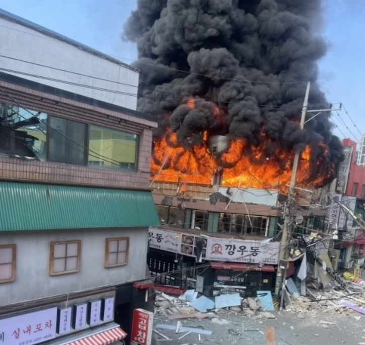 南韓京畿道一棟商用公寓發生瓦斯氣爆。（圖翻攝自X平台）