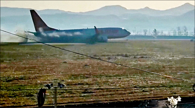 南韓廉航「濟州航空」1架載有181人的波音737-800客機，29日疑似因起落架故障，被迫以機腹降落，撞上機場圍牆爆炸起火，179人不幸罹難。（路透）