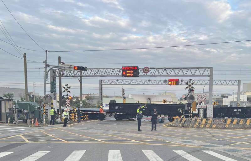 外埔發生台鐵貨運列車與機車碰撞事故。（民眾提供）