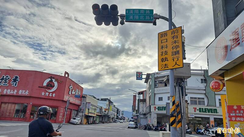 台東縣新增7處科技執法地點，元旦啟用，圖為台東市中華路與漢陽北路口。（記者黃明堂攝）