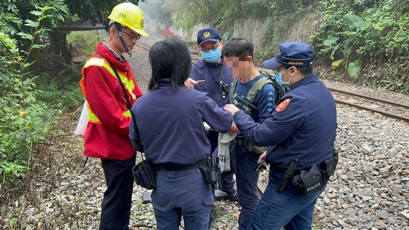 遊客違規行走阿里山鐵道，阿里山林業鐵路及文化資產管理處（下稱林鐵處）與警方聯合取締。（資料照，林鐵處提供）