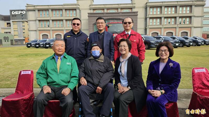 台灣車燈龍頭帝寶車燈在鹿港營運總部捐贈市價總額超過2000萬元的巡邏車與化學消防車，帝寶車燈「老董」許嘉種（圖前排左二）與董事長謝綉氣（圖前排右一）、執行長許叙銘（圖前排左一）夫妻都親自出席，彰化縣長王惠美（圖前排右二）感謝對家鄉的大愛。（記者劉曉欣攝）