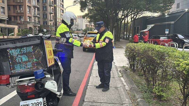 竹北警分局首度貼心規劃「Food Police行動補給車」，為忙碌的執勤員警送上熱騰騰的餐點，目擊民眾還以為是外送平台送餐！（警方提供）