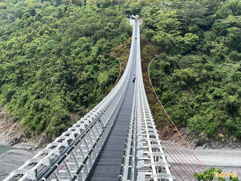 美麗的屏東山川琉璃吊橋。（記者羅欣貞攝）