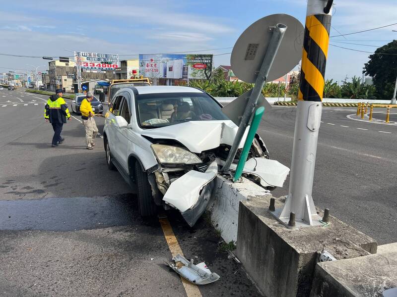 雲林斗六往斗南方向台1丁線道路今天下午12點55分左右發生休旅車自撞安全島事故。（民眾提供）