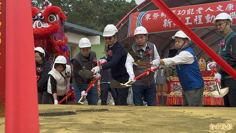 雲林縣東勢鄉老人多功能文康中心今動土。（記者李文德攝）