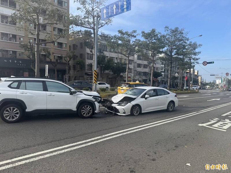 洪男駕駛租來的轎車突逆向闖入對向車道，與王男的轎車對撞。（民眾提供）