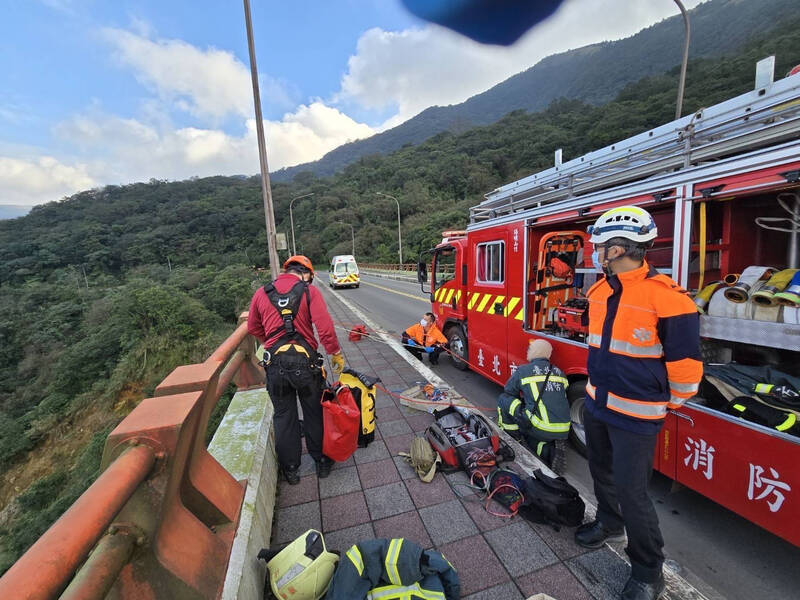 消防員到場進行吊掛作業。（記者王冠仁翻攝）