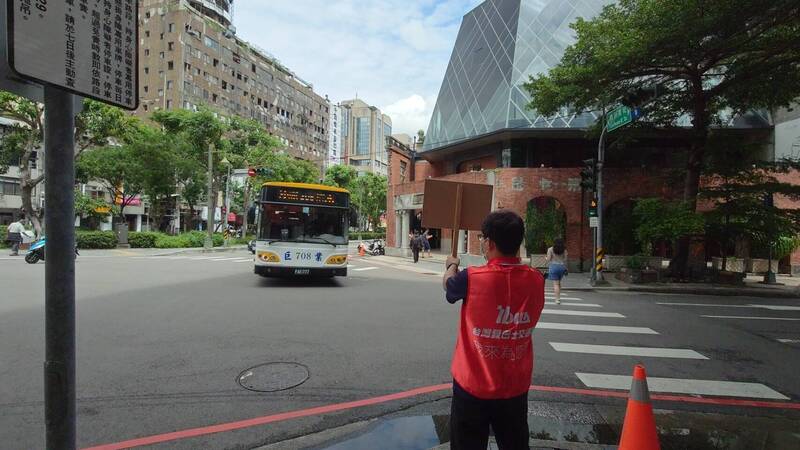 強化市公車行車安全-市府與業者皆持續至路口稽查。（市府提供）