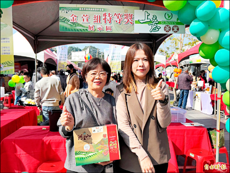 上意茶業郭欣諭（右）與婆婆林秀寬分獲金萱茶組特等與冠軍獎。（記者蔡宗勳攝）