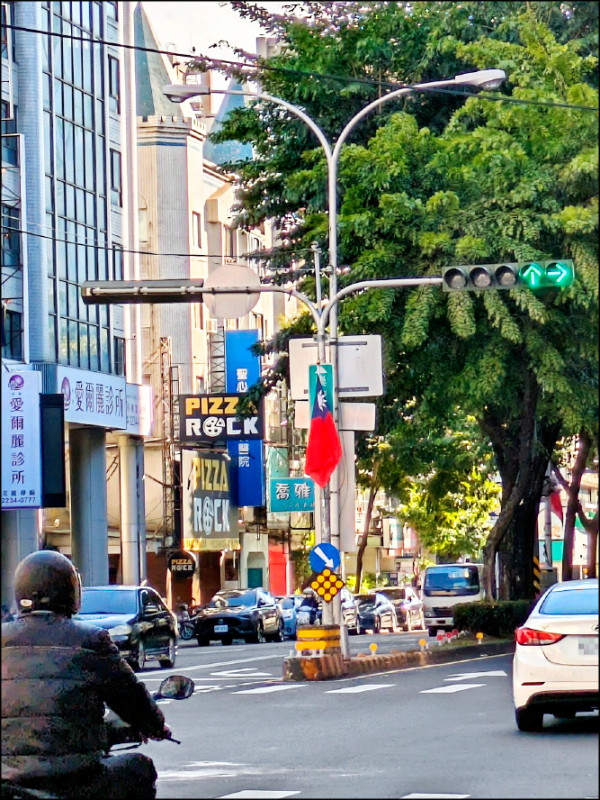 中市道路上國旗擋到路標及速限標誌挨批。（市議員陳俞融提供）