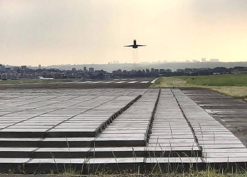 
Engineered materials arresting systems on the runway at Taipei International Airport （Songshan airport） are pictured in an undated photograph.
Photo courtesy of Taipei International Airport