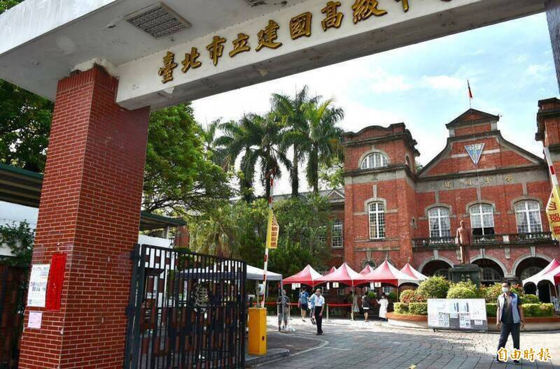 有建中學生分享吃麥當勞照片風波延燒，校方接到民眾4度恐嚇電子郵件，揚言要傷害在校學生，台北市教育局和警方不敢輕忽，今天一早有多名警力進駐校門，並持續追查恐嚇者身分。國教行動聯盟表達深切的關注，並嚴厲譴責針對學生的謾罵、肉搜及安全威脅行為。（資料照）