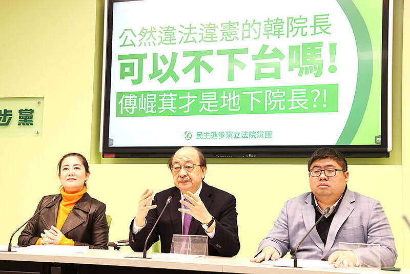 
Democratic Progressive Party caucus whip Ker Chien-ming, center, speaks at a news conference at the Legislative Yuan in Taipei yesterday.
Photo: CNA